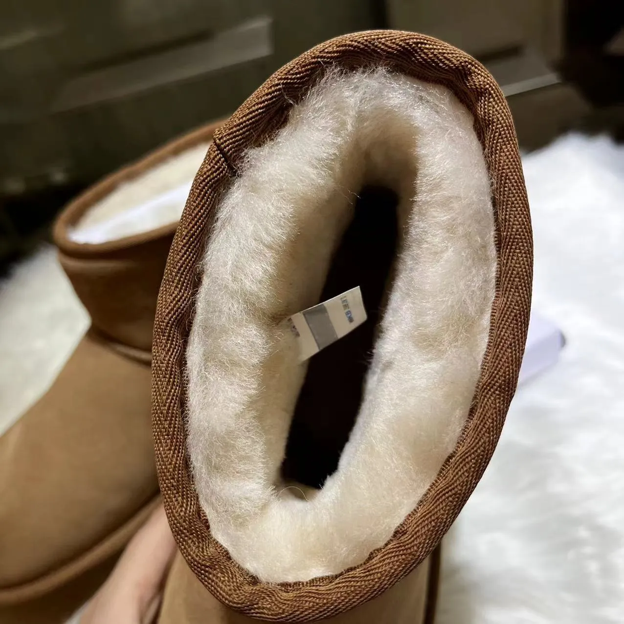 💰520 UGG sheepskin all-in-one snow boots. The official website synchronizes the new autumn and winter women's classic mini (thick sole) short snow boots 1134991, three-layer combination thick sole 5 cm, lightweight and non-slip, suede upper, 17 mm real wool lining, comfortable and casual, simple and fashionable! Color: Maroon Black Military Green Chocolate Size: 35-41